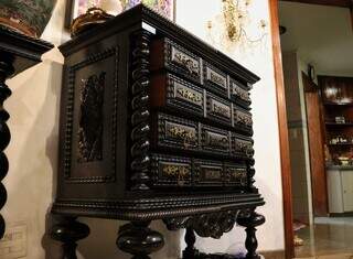 Cômoda de madeira foi inspirada no estilo dos móveis portugueses do ano de 1800 (Foto: Osmar Veiga)