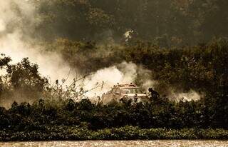 Bombeiros durante o combate ao fogo no Pantanal. (Foto: Divulgação)