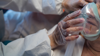 Paciente utiliza inalador hospitalar em tratamento médico (Foto: Divulgação)