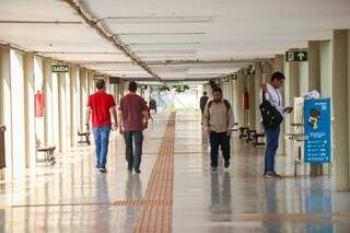 Corredor da UFMS com poucos estudantes nesta manhã (Foto: Henrique Kawaminami)