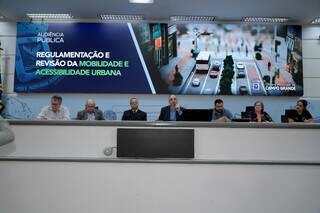 Vereadores e autoridades durante audiência pública que discutiu o plano (Foto: Divulgação/CMCG)