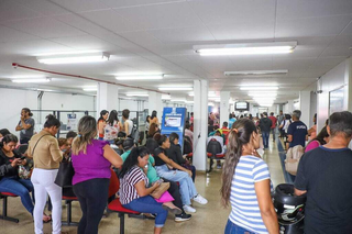 Candidatos aguardam por atendimento no pátio da Funsat, em Campo Grande. (Foto: Arquivo/Henrique Kawaminami)