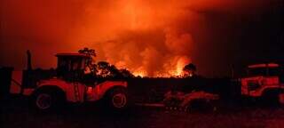 Incêndio de grandes proporções é visto de fazenda em Corumbá. (Foto: Eleandro Pereira)