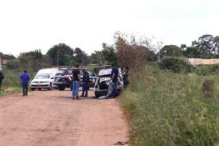 Movimentação policial no local onde o cadáver de Jhonatan foi encontrado (Foto: Paulo Francis)