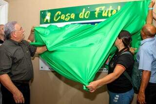 Estevão Petrallás, presidente interino da FFMS, em frente a placa da nova sede (Foto: Juliano Almeida) 