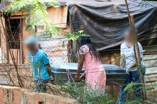 Funerária levando corpo de Sérgio até carro. (Foto: Henrique Kawaminami)