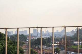 Devido a fumaça das queimadas, céu nublado é visto na região central da Capital (Foto: Henrique Kawaminami)