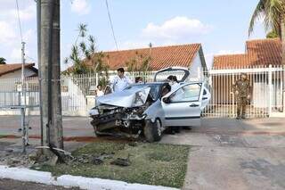 A frente do veículo ficou completamente destruída (Foto: Paulo Francis)