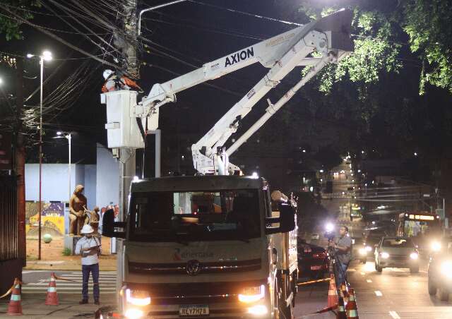 Opera&ccedil;&atilde;o mira fios soltos e corta &quot;gatos&quot; de internet clandestina pela cidade