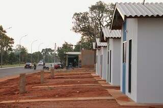 Casas na Rua Piracanjuba, do loteamento Lagoa Dourada, seguem sem padrão de energia (Foto: Osmar Daniel)