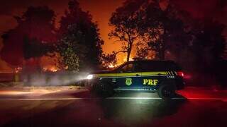 Viatura da PRF em trecho com foco de incêndio (Foto: Divulgação/PRF)