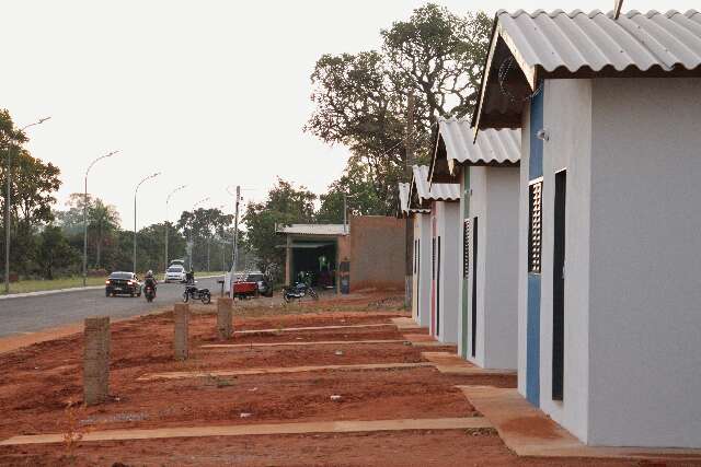 Com falta de energia nas casas, fam&iacute;lias adiam mudan&ccedil;a para novo loteamento