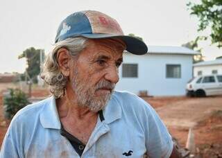 Aposentado Alcindo Melo explica que também não conseguiu acesso à nova rede elétrica (Foto: Osmar Veiga)