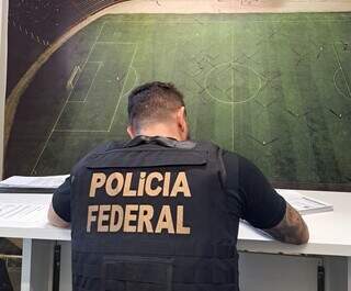 Agente da PF durante busca nesta quarta; investigação atinge adversários de time de MS (Foto: Divulgação)