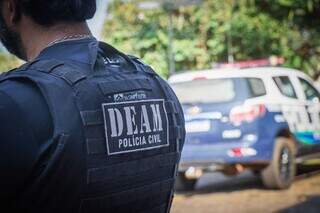 Policial civil no pátio da Deam, em Campo Grande (Foto: Henrique Kawaminami/Arquivo)