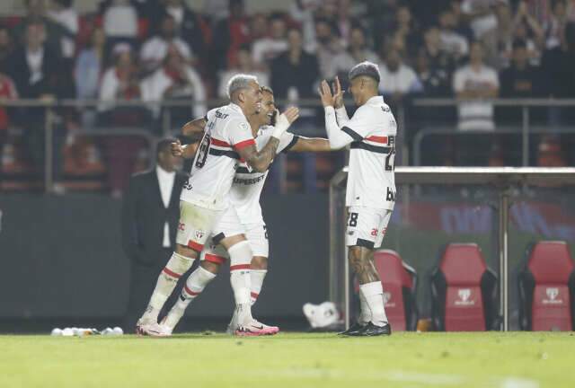 S&atilde;o Paulo triunfa no Morumbi e sobe para a 7&ordf; posi&ccedil;&atilde;o do Brasileir&atilde;o