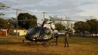 Helicóptero usado para ajudar na fiscalização das fazendas em Corumbá (Foto: Alex Machado)