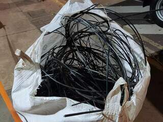 Mais de 4 mil metros de fios foram retirados durante operação (Foto: Divulgação)