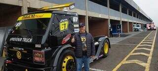 Em dia de preparativos no Autódromo, Zetti posa em frente ao seu caminhão (foto: Murilo Medeiros)