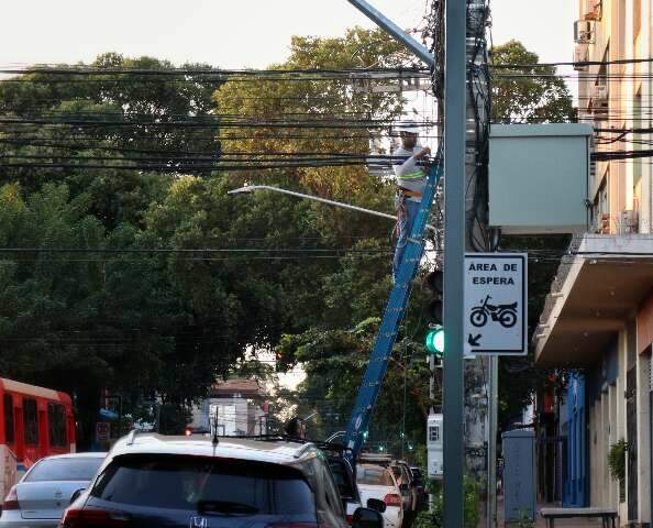 Lojistas passam dia sem internet ap&oacute;s opera&ccedil;&atilde;o que mirava fios soltos e &ldquo;gatos&rdquo;