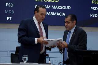 Presidente da Câmara, vereador Carlos Agusto Borges, recebendo o relatório (Foto: Divulgação/CMCG)