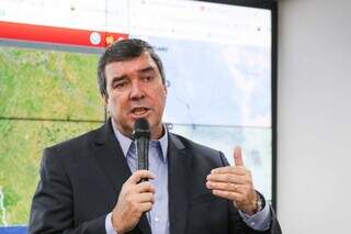 Governador Eduardo Riedel (PSDB) durante o lançamento da nova plataforma de dados sobre o monitoramento de todas as ações de combate aos incêndios no Pantanal na manhã desta quinta-feira (27) (Foto: Henrique Kawaminami)
