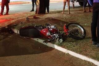 Motocicleta sem placa foi arremessada para o meio-fio da avenida (Foto: Osmar Veiga)