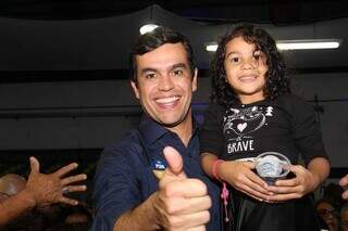 Beto Pereira com criança no colo antes do discurso durante lançamento de pré-candidatura (Foto: Juliano Almeida)