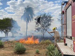 Bombeiro utilizando abafador para conter o incêndio (Foto: Clara Farias)