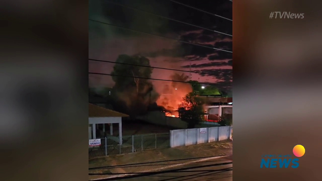 Inc&ecirc;ndio atinge posto de gasolina desativado e assusta moradores