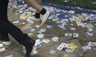 Santinhos e informativos de políticos despejados na calçada em dia de eleição (Foto: Antônio Cruz/Agência Brasil)