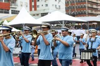Banda de escola municipal se apresentando no desfile de 124 anos da Capital (Foto: Henrique Kawaminami)