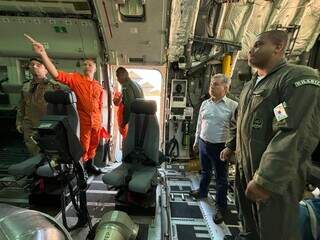secretário de Justiça e Segurança Pública, Antonio Carlos Videira, conhece interior da aeronave KC-390 Millennium (Foto: Divulgação)