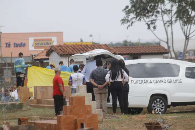 Corpo de rapaz carbonizado e enterrado ap&oacute;s erro do Imol &eacute; exumado