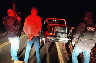 Policiais ao lado do preso e ao fundo a caminhonete com a droga (Foto: Divulgação)