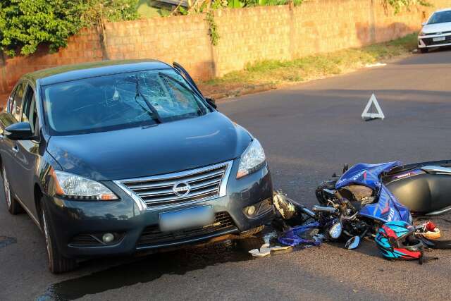 Motociclista &eacute; socorrido desacordado ap&oacute;s colis&atilde;o na Vila Nasser