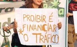 Manifestante segura o cartaz contra proibição do uso da droga (Foto: Juliano Almeida)