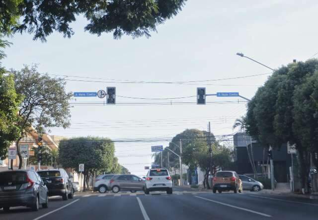 Sem&aacute;foros intermitentes causam confus&atilde;o em cruzamento movimentado 