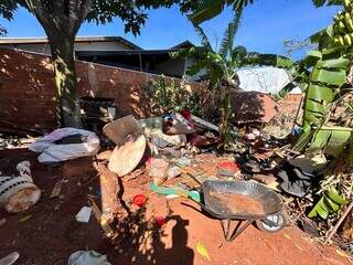 No Bairro Rita Vieira, quintal da casa está tomado pelo lixo. (Foto: Direto das Ruas)