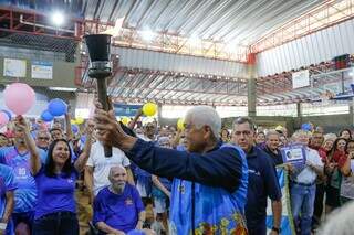 Tocha sendo carregada para abrir os Jogos Municipais dos Idosos de Campo Grande (Foto: Paulo Francis)
