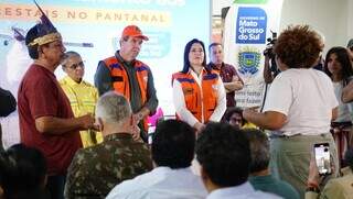 Amanda de Paula, de costas, fala para governador e ministras durante evento em Corumbá (Foto: Alex Machado)