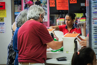 Cliente faz compras na região central de Campo Grande. (Foto: Arquivo/Henrique Kawaminami)