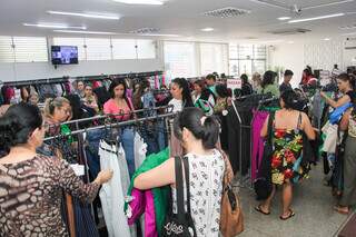 Clientes de toda Campo Grande compareceram para adquirir peças de moda feminina a preços acessíveis.