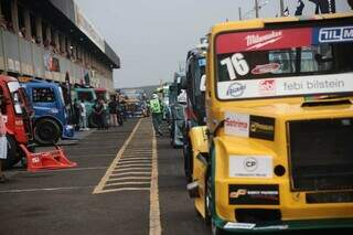 Caminhões enfileirados aguardado para dar continuidade na competição (Foto: Marcos Maluf)