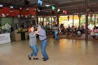 Casais aproveitaram para dançar forró no salão durante almoço (Foto: Juliano Almeida)