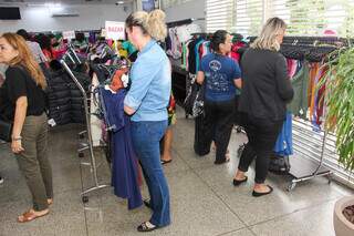 Entre as ofertas imperdíveis estavam calças jeans por apenas R$ 49,90. (Foto: Juliano Almeida)