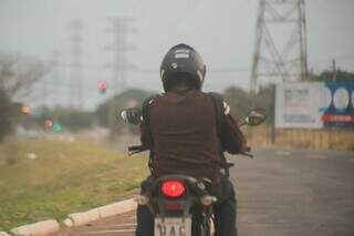 Motociclista usando casac na tarde de hoje em Campo Grande. (Foto: Marcos Maluf)