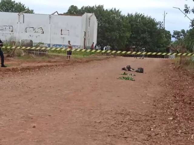 Homem &eacute; executado por atiradores de moto em estrada vicinal