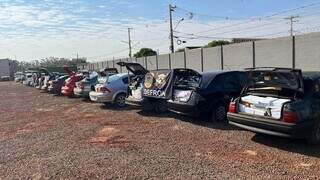 Veículos apreendidos estavam carregados com produtos contrabandeados (Foto: Divulgação/Defron)