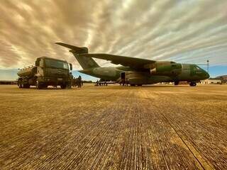 KC-390 Millennium para na pista antes de atuar no combate às chamas no Pantanal (Foto: Divulgação/FAB)